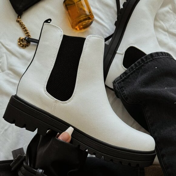 NEW🔥 White Chelsea Ankle Boots Booties Pull-On Lug Sole Platform Low Block Heel - Picture 1 of 6